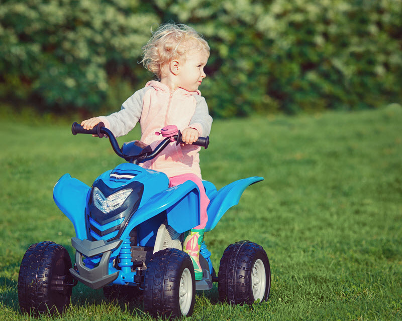 Quelles sont les règles de sécurité avec une voiture électrique pour enfant au jardin ?